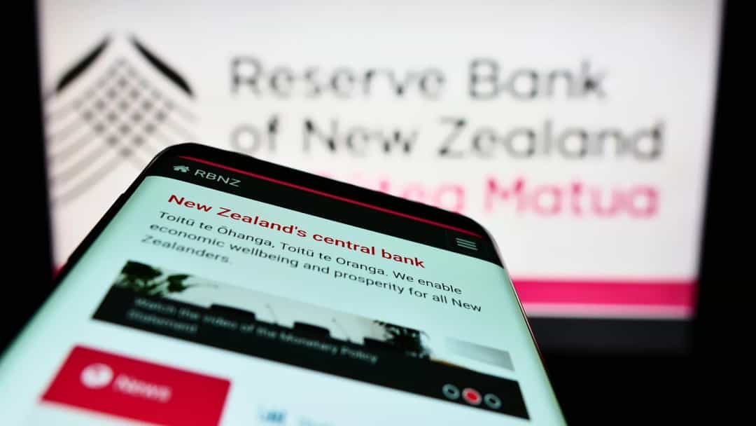 RBNZ در آستانه کاهش ۲۵ واحد پایه نرخ بهره؛ بازارهای مالی در انتظار